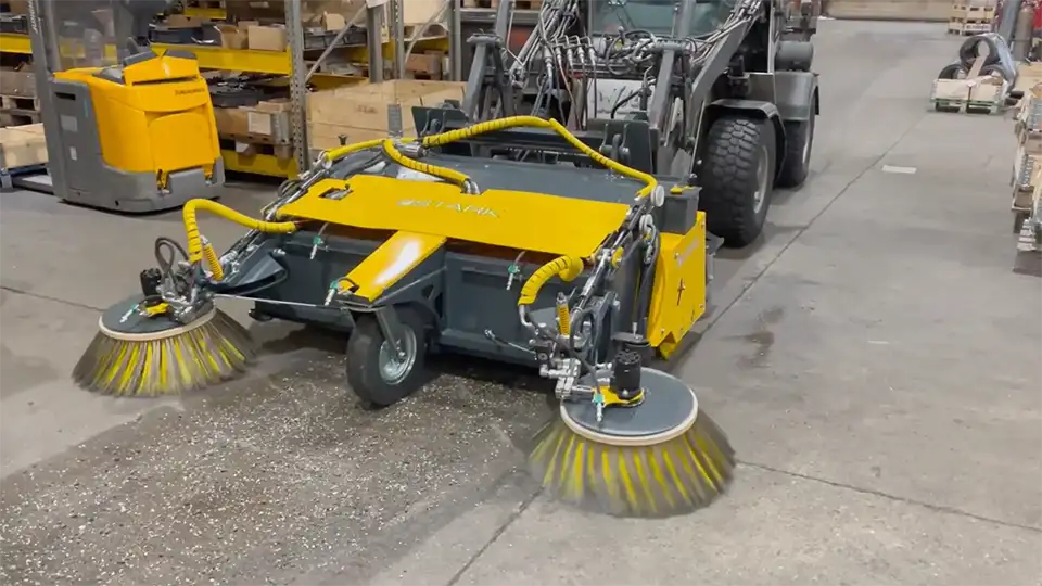 Stark Collecting Sweeper, T-model in action cleaning asphalt